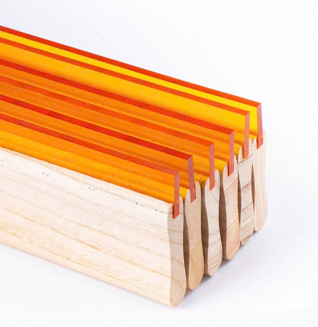 luoi-gat-muc-in Lưỡi gạt mực in lụa (squeegee blade) là một trong những vật tư quan trọng nhất trong ngành in lụa. Sản phẩm có nhiệm vụ gạt mực đều qua lưới in, giúp tạo ra hình in sắc nét, đồng đều và đạt chất lượng cao. Với chất liệu PU (polyurethane) cao cấp, lưỡi gạt mang lại độ đàn hồi tốt, độ bền cao và khả năng chống mài mòn vượt trội so với cao su thông thường.