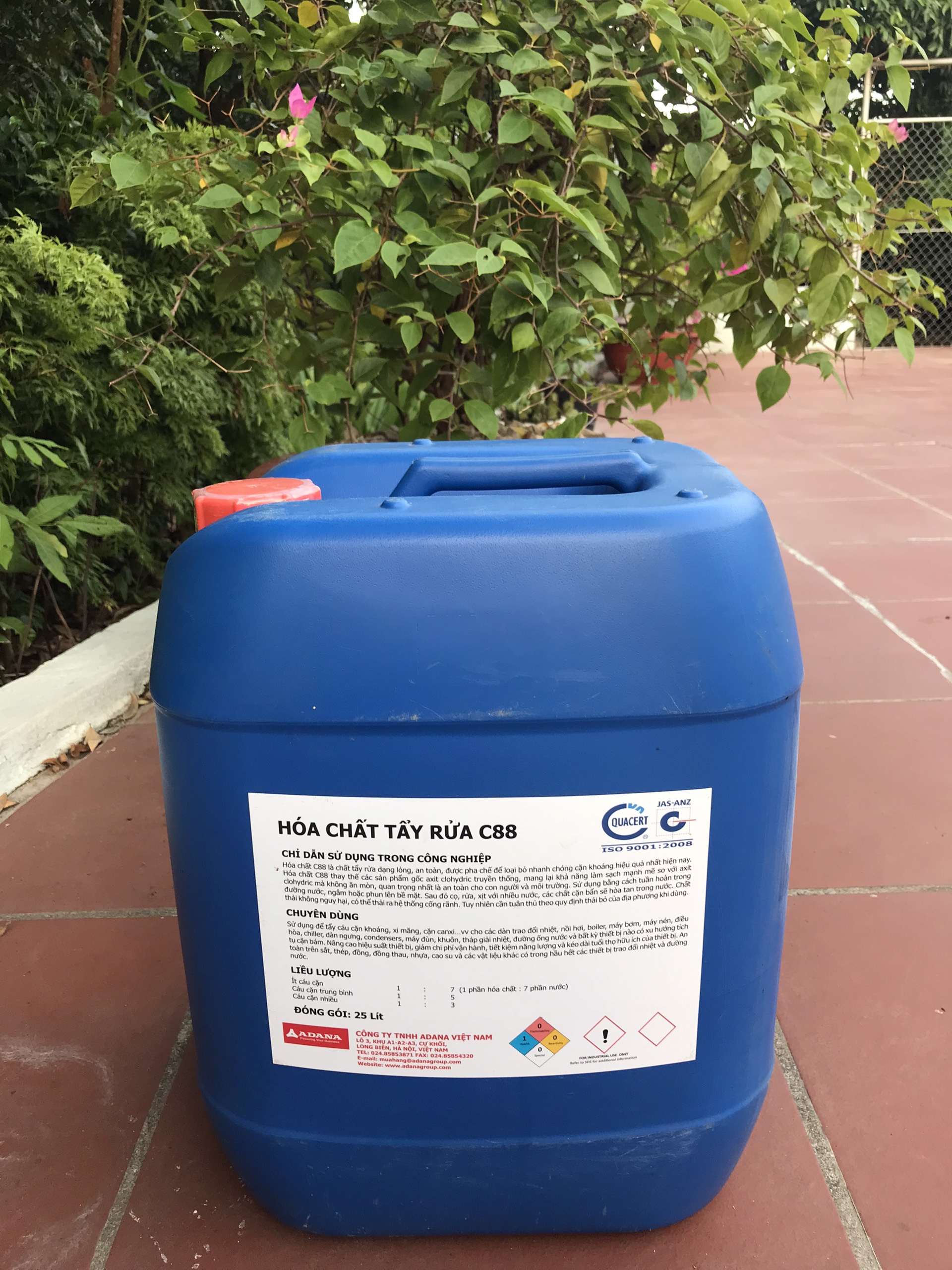 hoa-chat-tay-can-c88.jpg Hóa chất tẩy cặn C88 là dung dịch tẩy rửa chuyên dụng dạng lỏng, được thiết kế để loại bỏ nhanh chóng các loại cáu cặn khoáng như canxi, magie và cặn bám lâu ngày trong hệ thống thiết bị công nghiệp. Sản phẩm là giải pháp thay thế an toàn cho các loại axit mạnh như HCl, vừa đảm bảo hiệu quả làm sạch cao vừa không gây ăn mòn thiết bị và an toàn hơn cho người sử dụng.