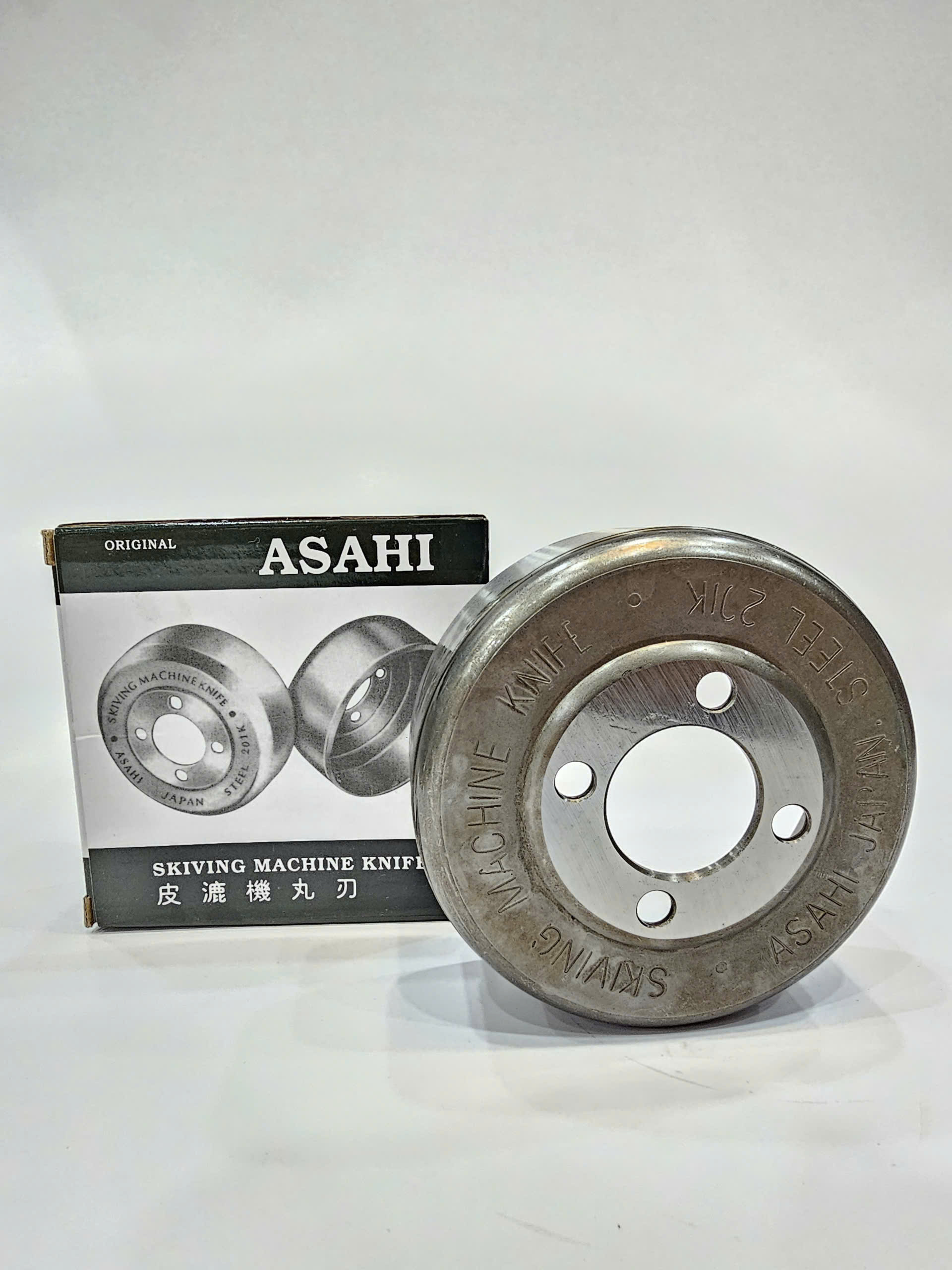 dao-lang-da-asahi Dao lạng da Asahi là loại dao tròn chuyên dùng cho máy lạng da công nghiệp (Leather Skiving Machine). Dao được thiết kế dạng vòng tròn (circular knife) với mép dao sắc bén, giúp cắt mỏng lớp da một cách chính xác.