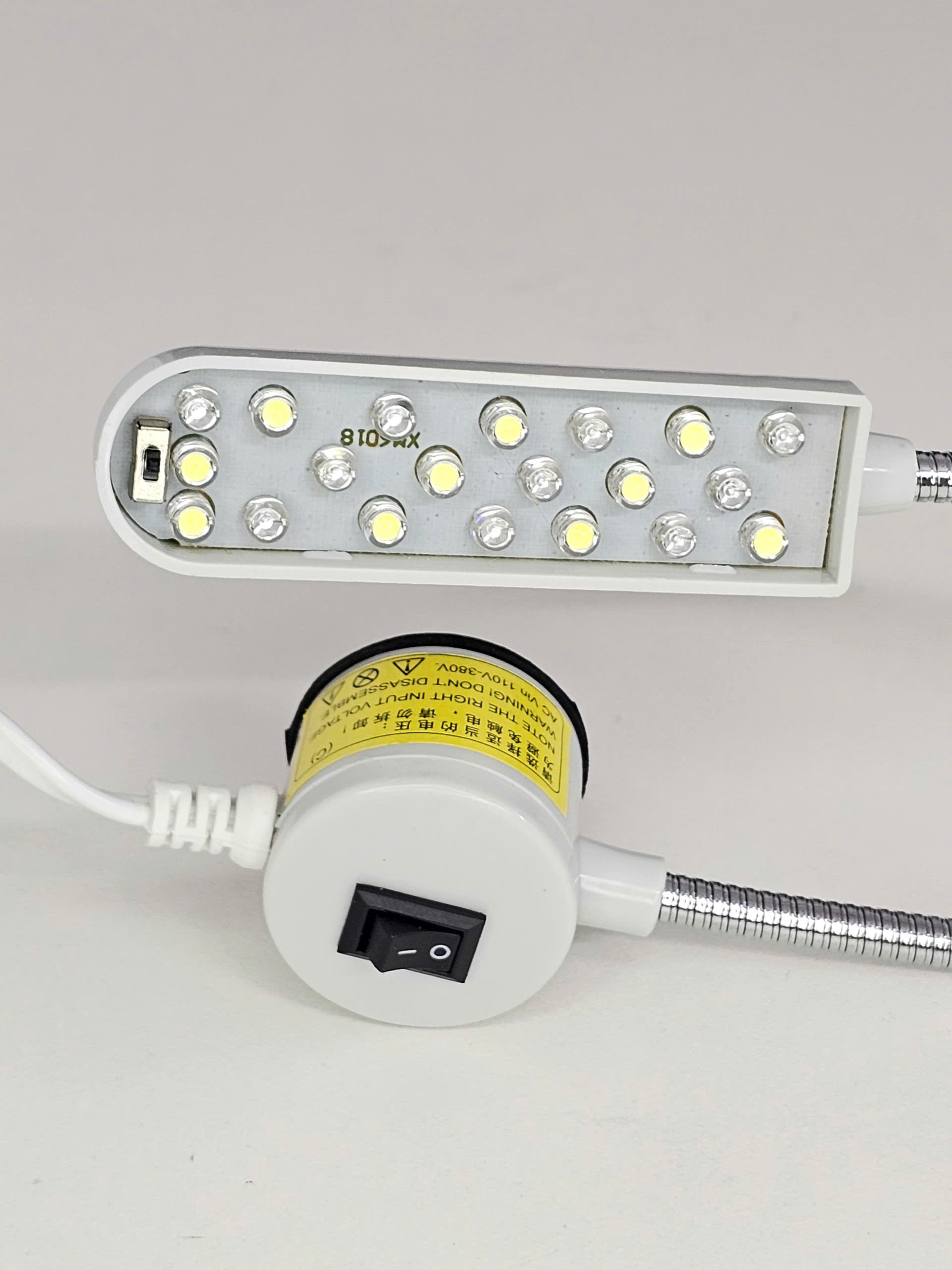 den-led-may-may-20-bong-10-trang-10-uv-tim-chieu-sang-soi-chi-uv Đèn LED máy may 20 bóng gồm 10 bóng LED trắng và 10 bóng LED UV tím, là giải pháp chiếu sáng chuyên dụng cho máy may công nghiệp. Sản phẩm giúp chiếu sáng rõ khu vực kim may, đồng thời hỗ trợ phát hiện chỉ UV và lỗi trên vải một cách chính xác. Thiết kế cổ ngỗng kim loại linh hoạt giúp người dùng dễ dàng điều chỉnh góc chiếu sáng phù hợp với từng vị trí làm việc.