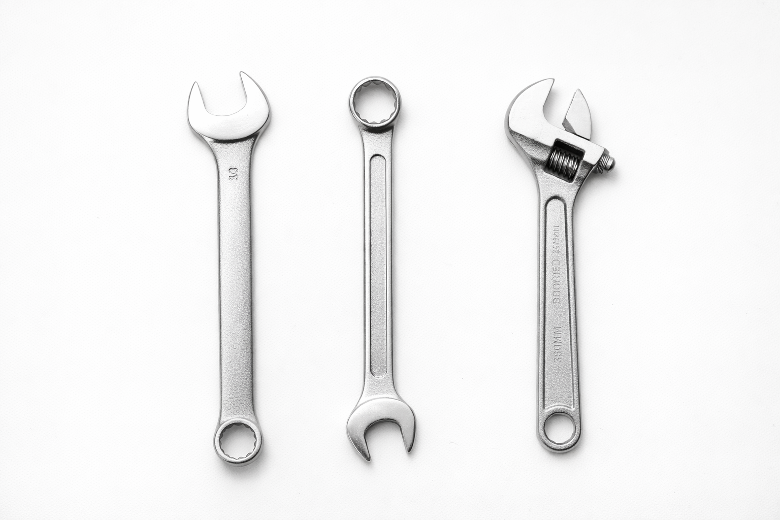 co-le-cac-loai Cờ lê là dụng cụ cơ khí chuyên dùng để siết hoặc tháo bu lông, đai ốc trong các công việc sửa chữa, lắp ráp và bảo trì. Đây là một trong những dụng cụ không thể thiếu trong ngành cơ khí, xây dựng và cả sử dụng gia đình. Hiện nay trên thị trường có rất nhiều loại cờ lê với thiết kế và công dụng khác nhau, đáp ứng đa dạng nhu cầu sử dụng.