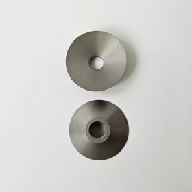 Nón xén (dao chuông) là bộ phận cắt chính của máy lạng da, có nhiệm vụ gọt mỏng bề mặt da theo độ dày mong muốn. Lưỡi dao sắc bén kết hợp với đá mài giúp đảm bảo đường lạng mịn và chính xác.