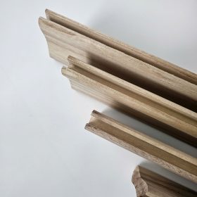 Cán gạt gỗ in lụa là bộ phận không thể thiếu trong quá trình in lụa, giúp cố định lưỡi gạt và tạo lực gạt mực đều trên bề mặt lưới. Với thiết kế từ gỗ tự nhiên chắc chắn, sản phẩm mang lại cảm giác cầm êm tay, dễ thao tác và tăng độ chính xác khi in.