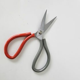 Kéo thép cán bọc nhựa 2 màu đỏ xám, lưỡi sắc bén, cắt mạnh, bền bỉ. Phù hợp cắt thực phẩm, vật liệu mềm. Giá tốt, giao nhanh toàn quốc.