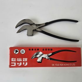 Kìm mỏ quạ công nghiệp là dòng kìm chuyên dụng được thiết kế với phần mỏ ngắn và dày, giúp tăng lực kẹp mạnh hơn so với các loại kìm thông thường. Nhờ cấu tạo răng cưa sắc bén và khả năng điều chỉnh linh hoạt, sản phẩm có thể kẹp chắc các chi tiết như ống nước, bu lông, đai ốc mà không bị trượt. Đây là lựa chọn lý tưởng cho thợ cơ khí, thợ nước và công trình.