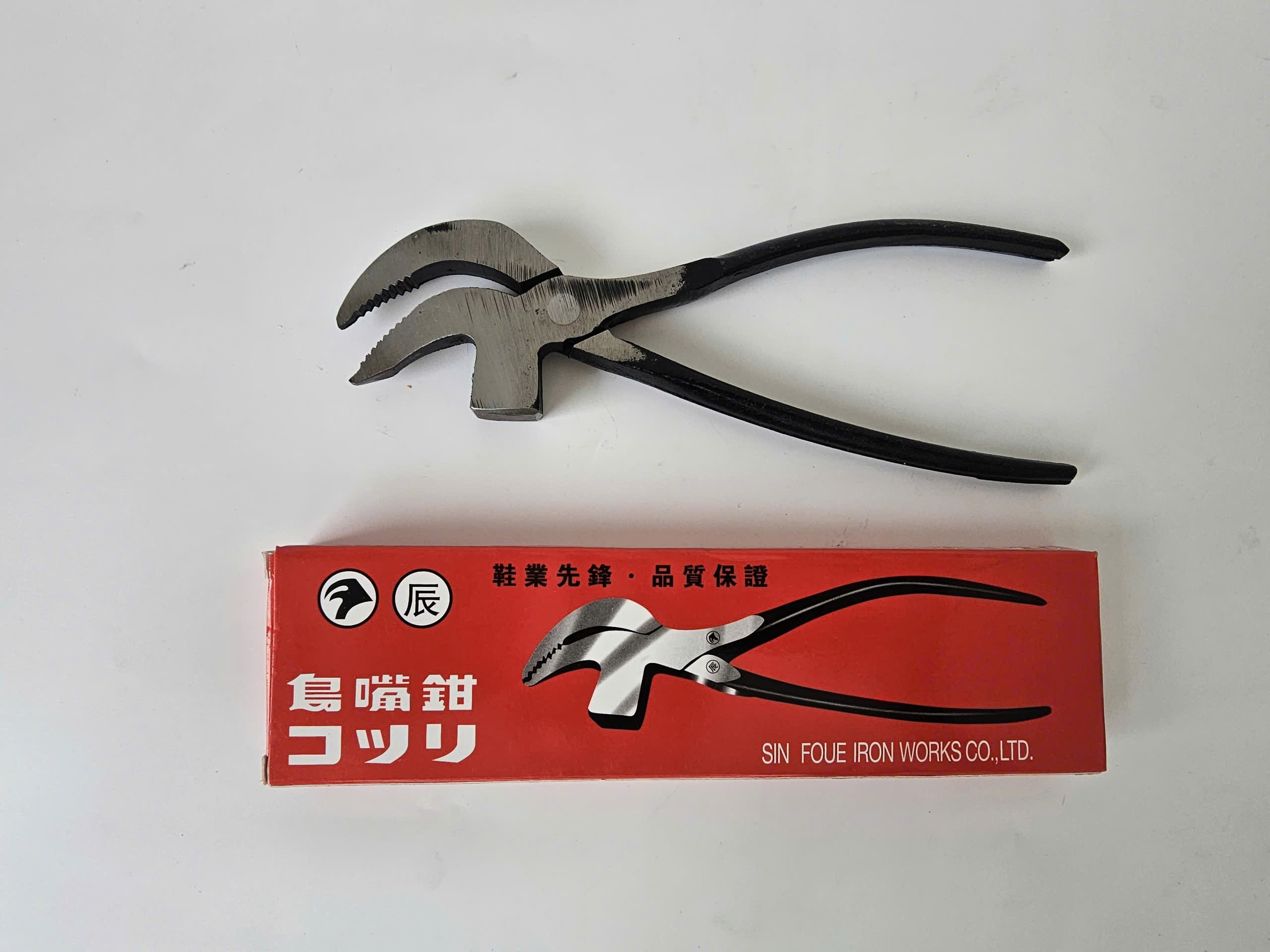 kim-mo-qua Kìm mỏ quạ công nghiệp là dòng kìm chuyên dụng được thiết kế với phần mỏ ngắn và dày, giúp tăng lực kẹp mạnh hơn so với các loại kìm thông thường. Nhờ cấu tạo răng cưa sắc bén và khả năng điều chỉnh linh hoạt, sản phẩm có thể kẹp chắc các chi tiết như ống nước, bu lông, đai ốc mà không bị trượt. Đây là lựa chọn lý tưởng cho thợ cơ khí, thợ nước và công trình.