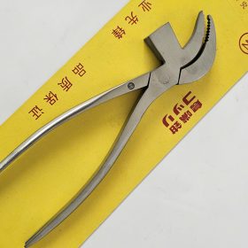 Kìm mỏ quạ inox là dòng kìm chuyên dụng được làm từ thép không gỉ (inox), giúp tăng độ bền và khả năng chống ăn mòn khi làm việc trong môi trường ẩm ướt. Sản phẩm được thiết kế với mỏ kìm răng cưa và cơ chế điều chỉnh khẩu linh hoạt, phù hợp để kẹp ống nước, bu lông và nhiều chi tiết cơ khí khác. Đây là lựa chọn tối ưu cho thợ cơ khí, thợ nước và cả sử dụng gia đình.